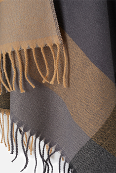 Geruite poncho