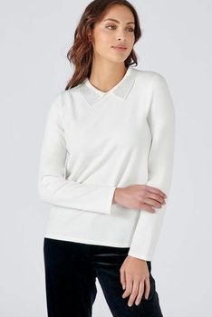 Pull met fantasiejuweel aan hals