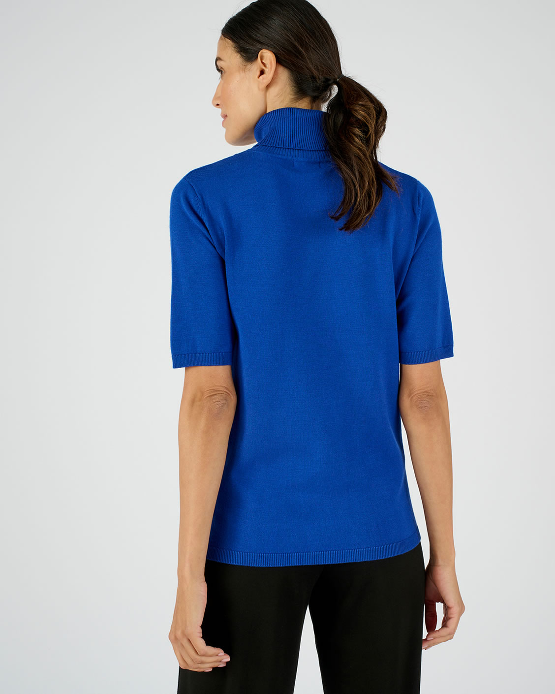 Pull col roulé côtelé maille fluide