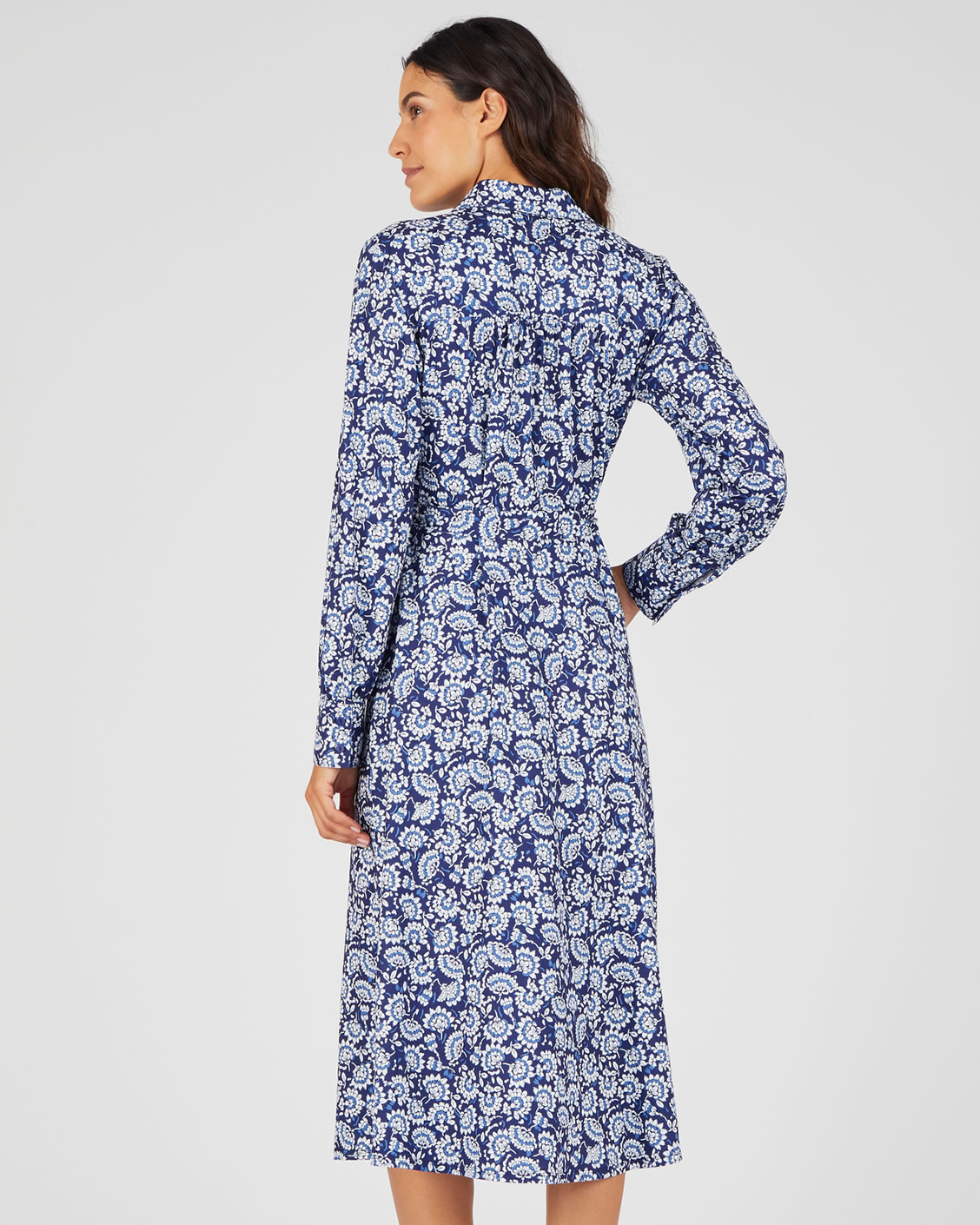 Jurk in warm tricot met knoopsluiting.