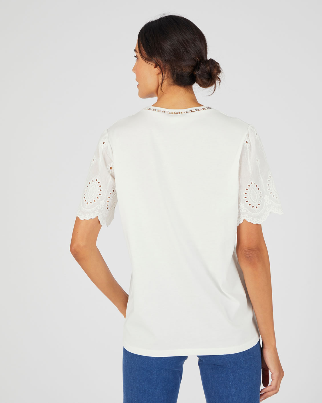 T-shirt van zuiver katoen met geborduurde mouwen