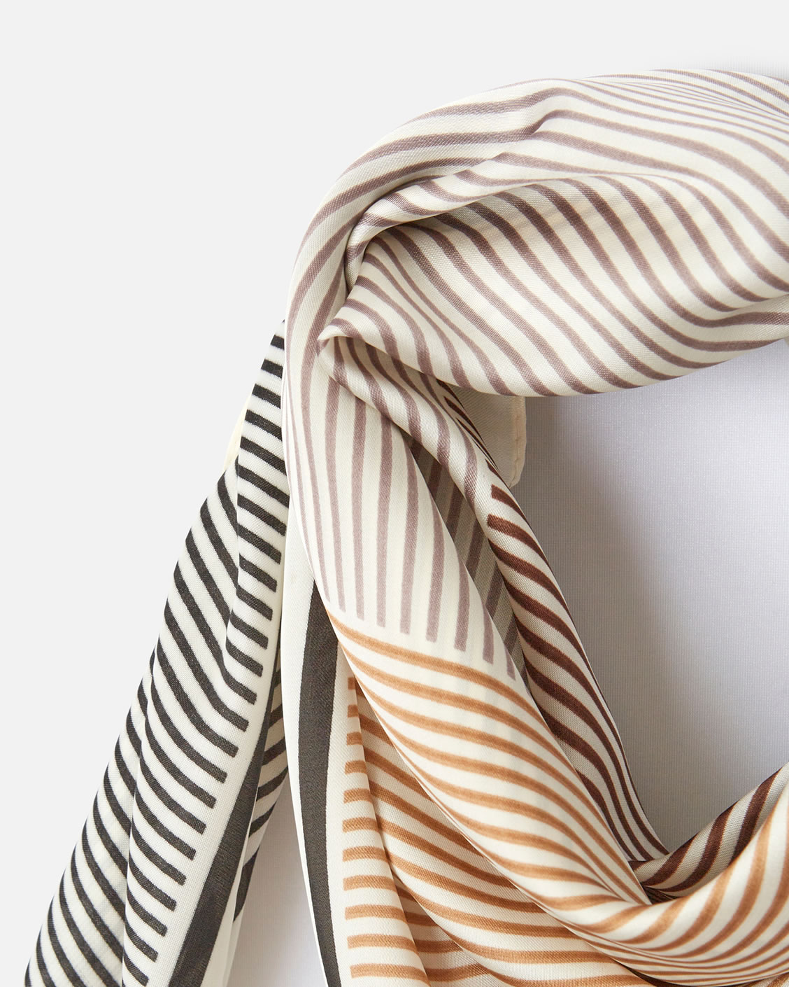 Foulard carré effet graphique