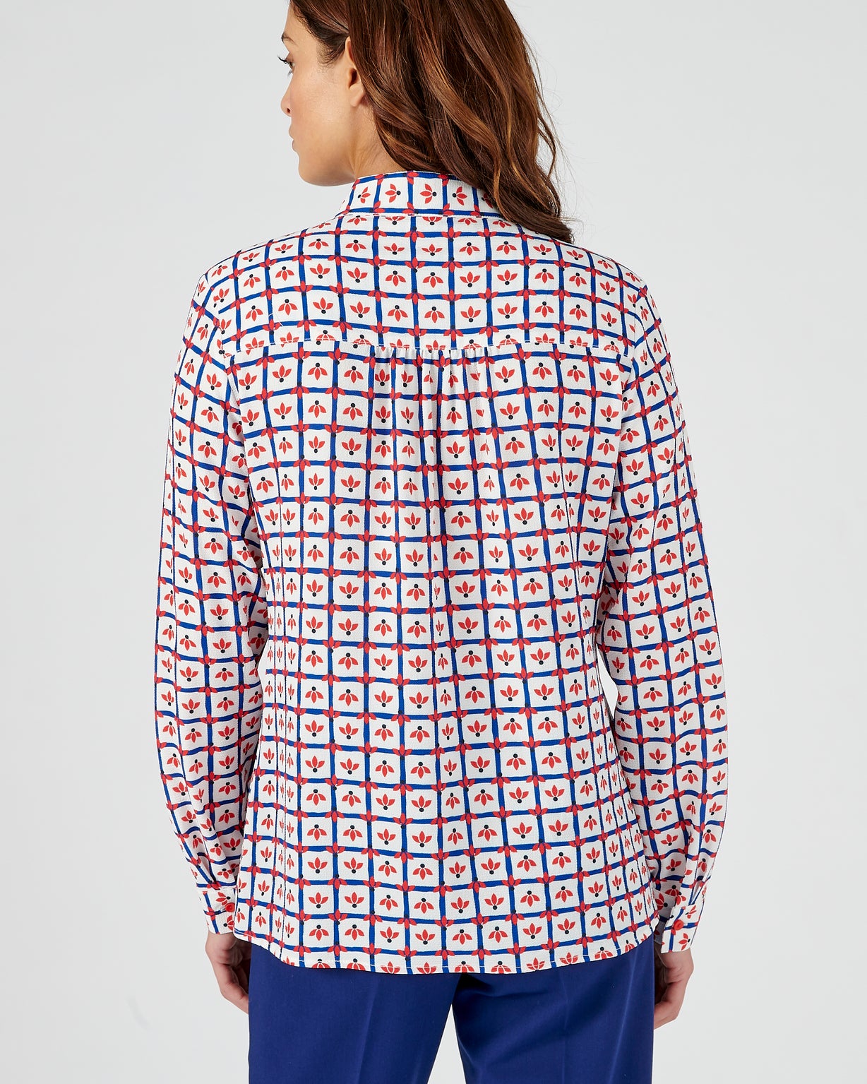 Blouse in crêpe met stretch en reliëf, ruitjesmotief met bloemen