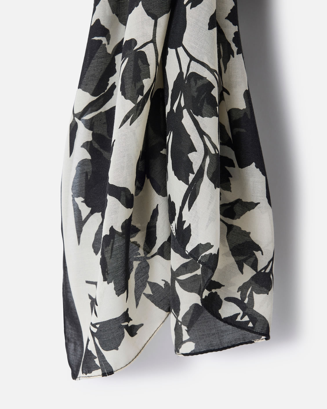 Foulard sjaal contrasterende plantenprint