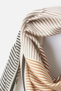 Foulard carré effet graphique