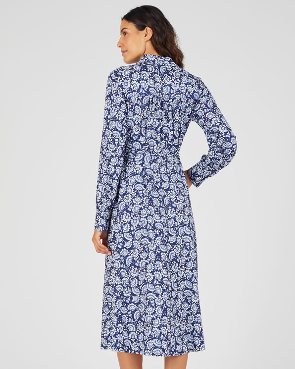 Jurk in warm tricot met knoopsluiting.