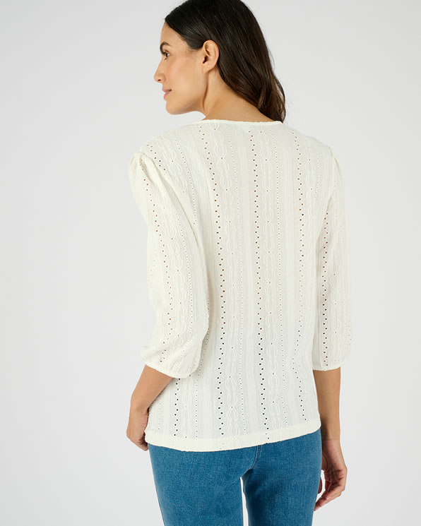 Opengewerkte en geborduurde top van stretch jacquardtricot