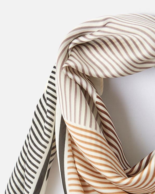 Foulard carré effet graphique