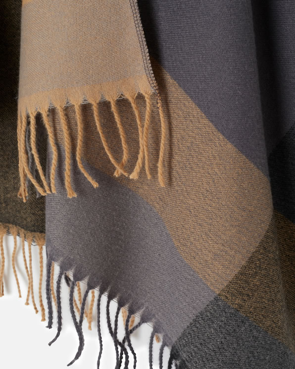Geruite poncho