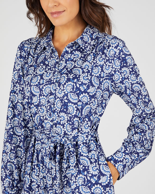 Jurk in warm tricot met knoopsluiting.