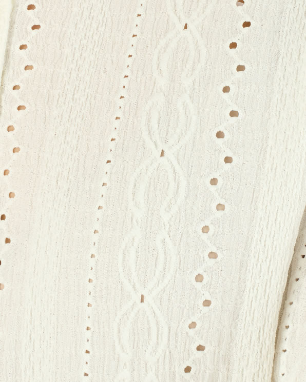 Opengewerkte en geborduurde top van stretch jacquardtricot