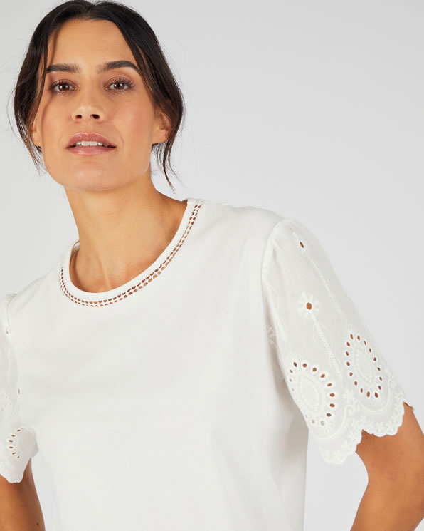 T-shirt van zuiver katoen met geborduurde mouwen