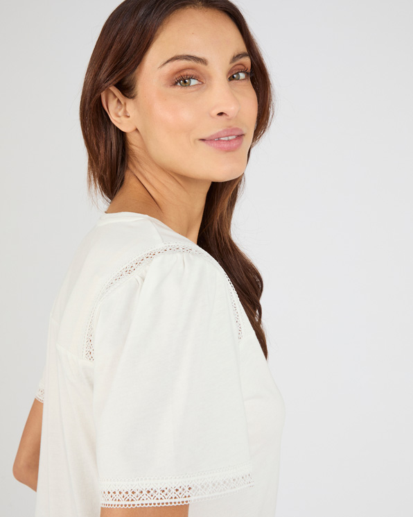 T-shirt détails dentelle