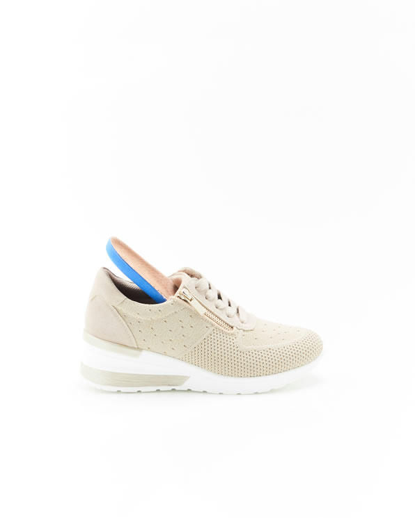 Sneaker met glanseffect en sleehak Amortyl®