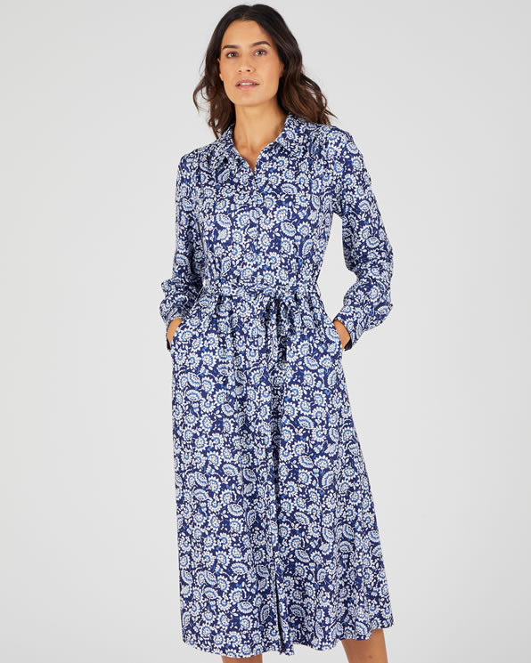 Jurk in warm tricot met knoopsluiting.