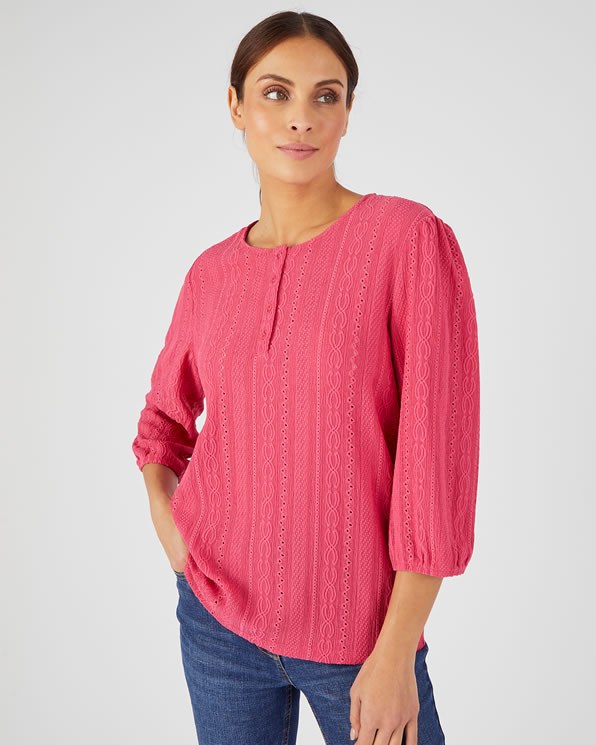 Opengewerkte en geborduurde top van stretch jacquardtricot