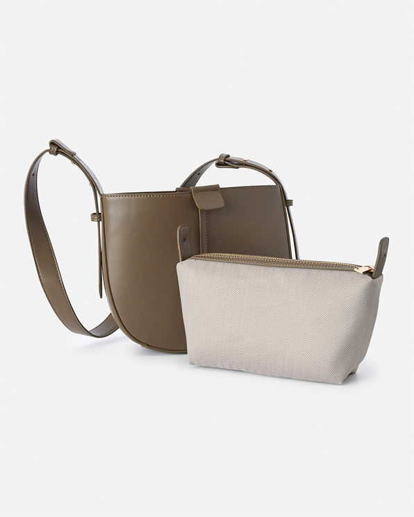 Sac forme besace et sa pochette amovible