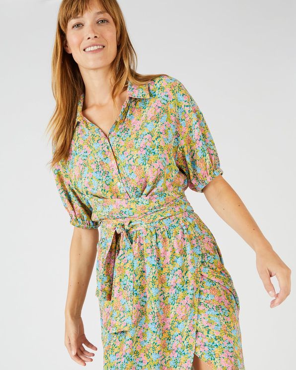 Robe longue esprit cache-cœur tissu créponné fleuri