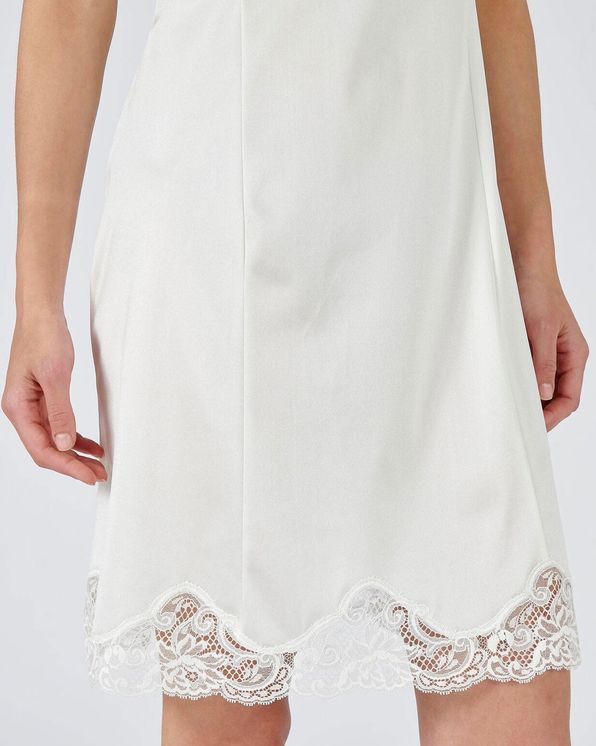 Onderjurk in soepel satijntricot met kant