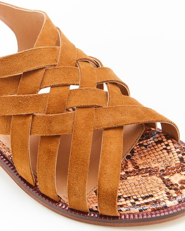 Sandaal met gekruiste riempjes in geitenleder