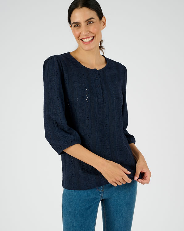 Opengewerkte en geborduurde top van stretch jacquardtricot