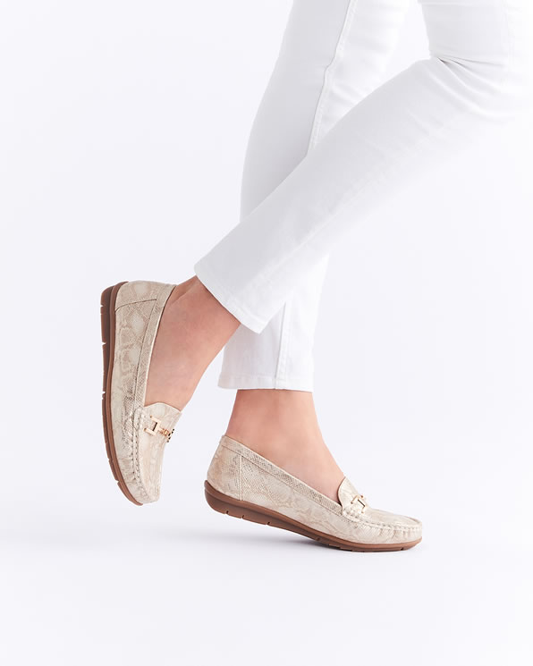 Mocassin in reptiellook met fantasiegesp