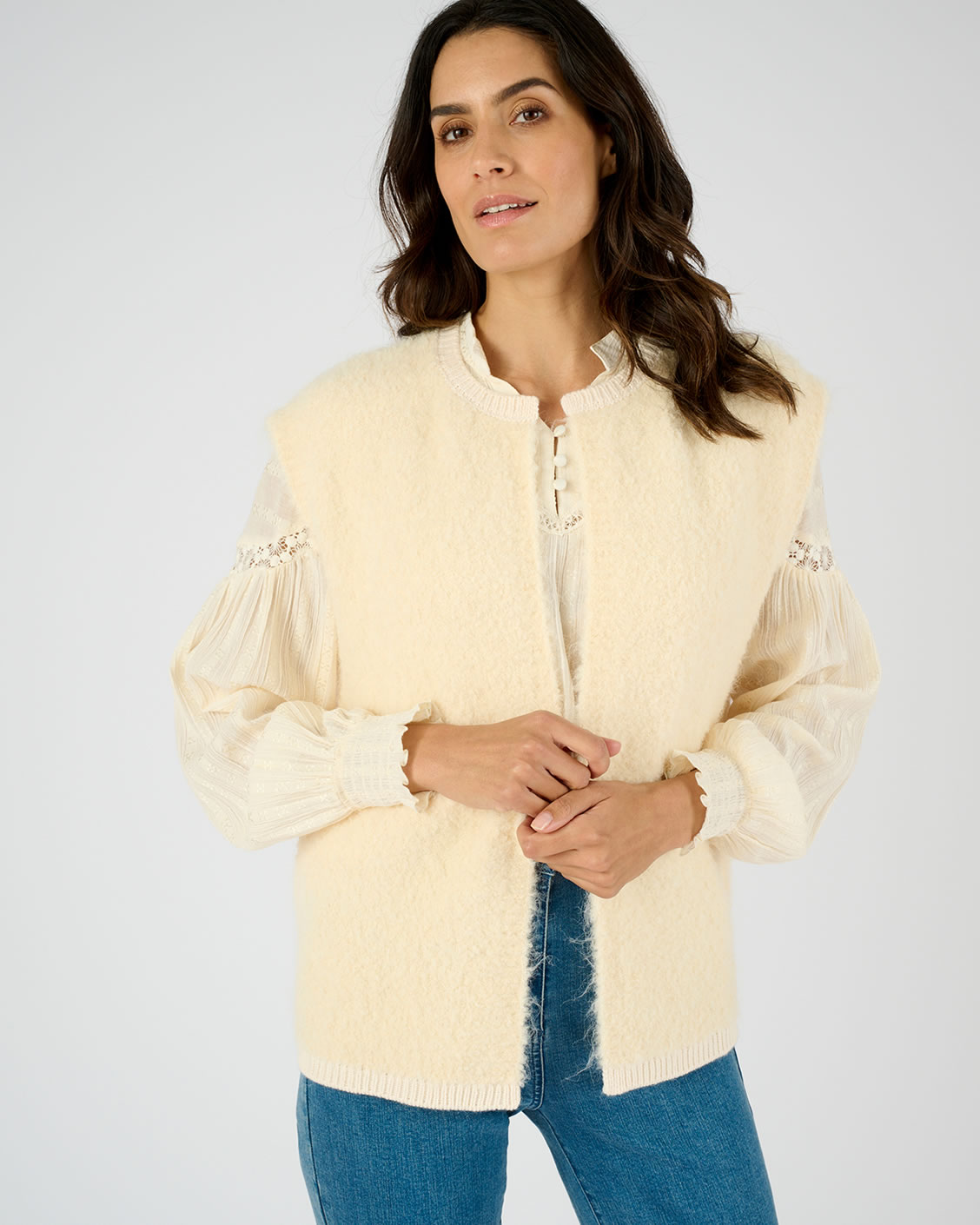 Mouwloos vest van bouclette-breisel