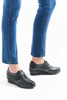 Derby glanseffect, velcro-sluiting