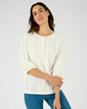 Opengewerkte en geborduurde top van stretch jacquardtricot