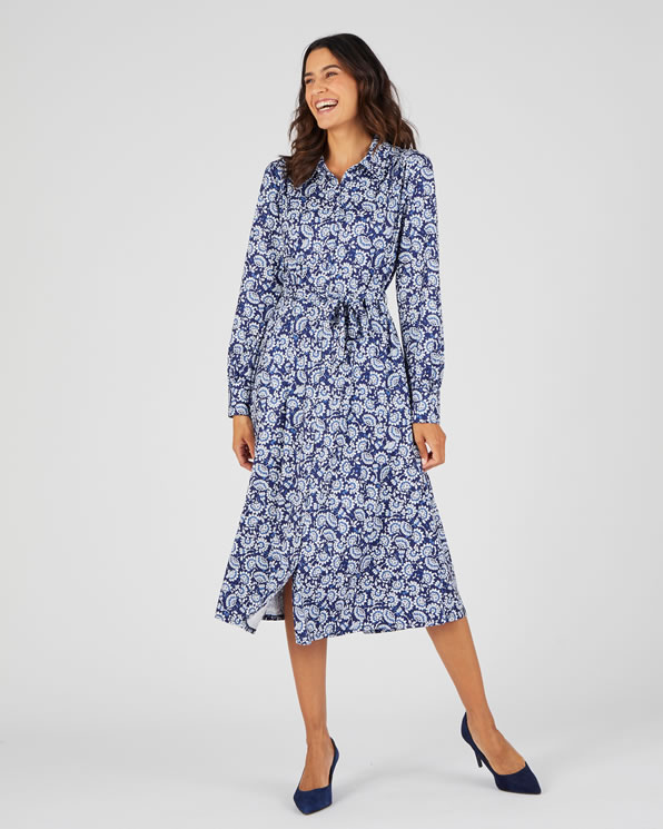 Jurk in warm tricot met knoopsluiting.