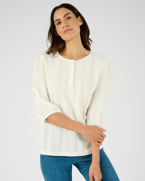 Opengewerkte en geborduurde top van stretch jacquardtricot